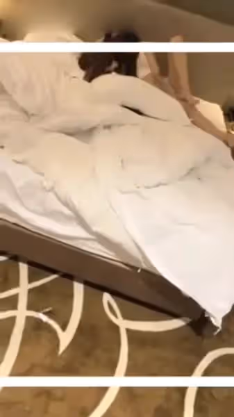 一男三女划拳賭脫衣服 脫的差不多然後3P互相操起來 陌生妹子照樣操