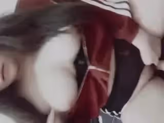 爆乳把運動服撐開了.