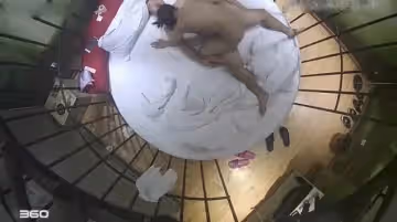 一对年轻情侣在笼子里啪啪