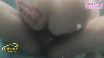 與兄弟的老婆在水中偷情！盡享魚水之歡！