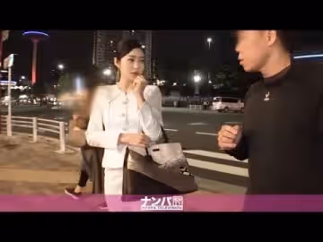 200GANA-2097 マジ軟派、初撮。 1352 セックスレスで欲求不満な美人奧様がナンパ師のテクニックで発情！『ダメです！！』と拒否しながらも體は本能に抗えずに本番突入！！手マンでビッショビショ潮吹きして悶えまくる姿は必見！！1