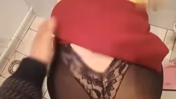 在衛生間干朋友性感漂亮女友擔心被聽見小聲說我要快給我