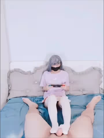 重金購得逼逼超粉嫩的抖音萌妹子（白襪襪格羅丫）裸舞與粉絲乳交足交無套啪啪