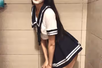 制服誘惑?被水濕透的上衣 好明顯 直接大尺度啊！?