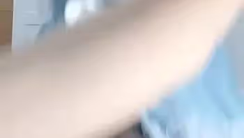 閔兒是誰？閔兒是一位極品網紅女神，這一部1對1劇情定製福利視頻中，閔兒穿著絲襪特別的迷人