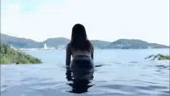 隔壁小姐姐是誰？隔壁小姐姐在線視頻在哪裡在線播放？這一部網紅女神福利視頻中，隔壁小姐姐穿著黑絲，在泳池裡上演濕身誘惑