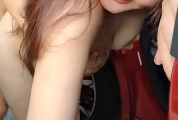 在私人車庫前誘惑哥哥