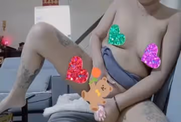 在客廳自慰噴水弄濕沙發