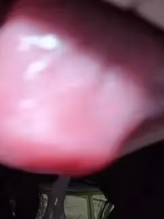 哥哥把舌頭伸出來。