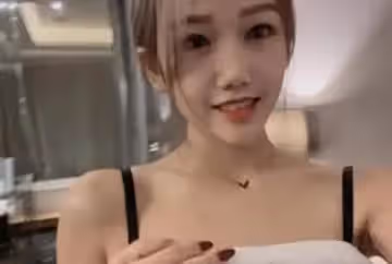 台灣性感美女chinhbaby五星酒店約炮男人牛仔褲限定高跟鞋黑色蕾絲內褲口交後入爽到射