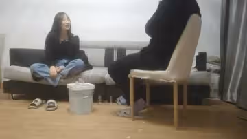 在讀大學生為了提高生活質量，晚上兼職做小姐的...