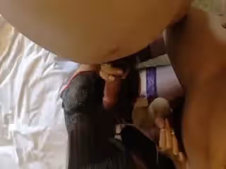 小盪妹兩根肉棒一起吃。