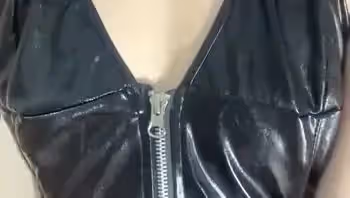 閔兒是誰？網紅閔兒自拍劇情福利在哪裡在線播放？這一部私人定製福利視頻中，閔兒超級挑逗