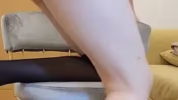 閔兒老師是誰？閔兒老師是新晉的美女網紅，這一部網紅福利視頻中，閔兒老師穿著肚兜和黑絲，誘人的身材，女神范兒十足