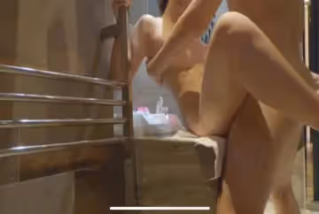 和表哥一起洗澡，但肉棒不知怎的就滑進去了