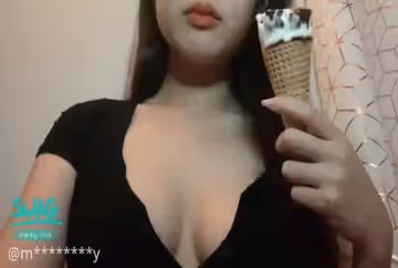 哥哥們來看Molly吃冰淇淋??Molly好髒髒哦???