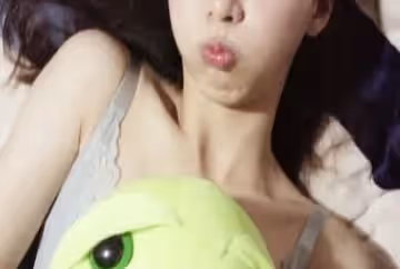 剛起床❤️手指在身體上撫摸著，好有感覺，小穴穴濕的手指插的啪達啪達