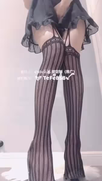 軟咩咩cuteli黑色花邊裙自拍