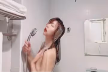 愛愛結束後！還想要一人在浴室洗澡摳穴，性慾太強還想要