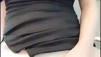 香草少女是誰？香草少女是極品推特網紅女神，這一部香草少女的最新作品中，香草少女大秀自己的修長美腿，非常的誘惑