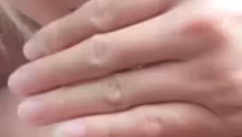 草莓味的小仙女是誰？草莓味的小仙女福利視頻在線播放地址，草莓味的小仙女是推特網紅福利女神，這一步福利視頻中，草莓味的小仙女穿著性感的小弔帶，在車裡上演私密誘惑
