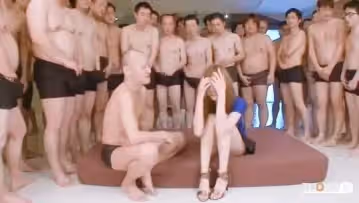 被一群男人排隊輪流干無套內射