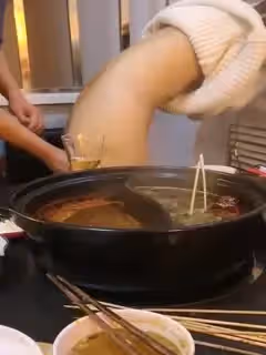 一邊吃火鍋一邊做愛。