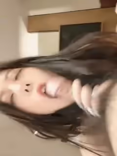 呻吟嗲嗲新人美女激情約啪，瞧她口得多開心～。