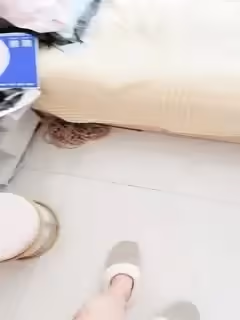 姐夫草小姨子，輕SM情趣裝捆綁調教騷母狗，栓起來干她，口交大雞巴玩她奶子，床上各種姿勢暴力抽插。。.