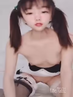 【女僕裝雙馬尾萌妹】 黑白絲襪無毛小穴磨蹭，電動假屌騎坐抽插，搞得嫩穴很濕，小騷貨道具多，大黑牛玻璃棒伺候。