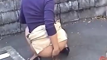 快停車，我肚子疼！日本熟女忍不住在路邊大便