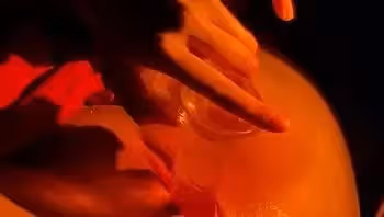 網紅女神kbamspbam onlyfans自拍福利，昏暗環境下的春光