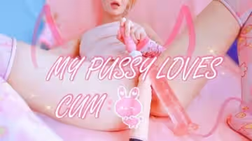 【角色扮演】粉色女孩用振動器上的兩個假陰莖和小銅擴張她的陰部