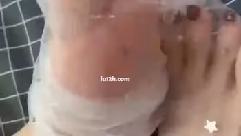 易直播軟軟足控女神福利，薄紗極品美足挑逗