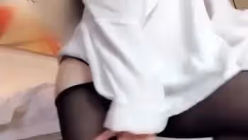 微博網紅女神福利姬隔壁小姐姐新作流出：黑絲美腿職場女神的誘惑