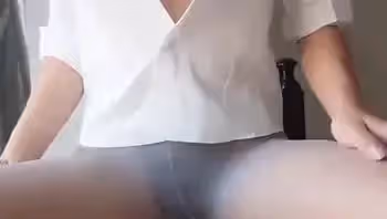 完具醬是誰？完具醬又叫完具少女w，是微博的網紅女神，這一部自拍福利視頻中，完具少女w穿著肉絲，非常的迷人