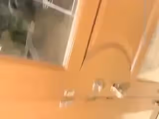 土豪就該泳池別墅豪宅，嫩模左擁右抱。
