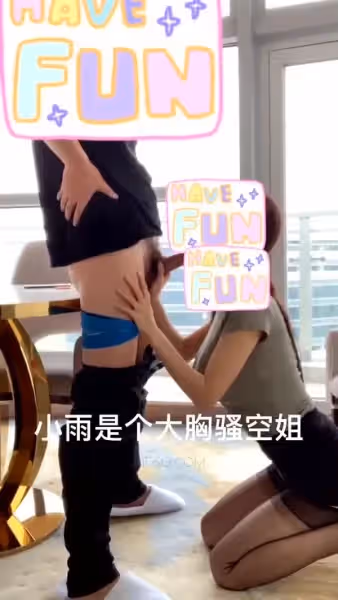 推特網紅小雨是個大奶騷空姐私拍流出-空姐制服自拍