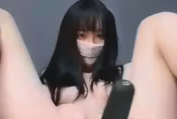 170腿模在線噴水性感黑絲大長腿，逼逼無毛大黑牛震動假屌抽插。