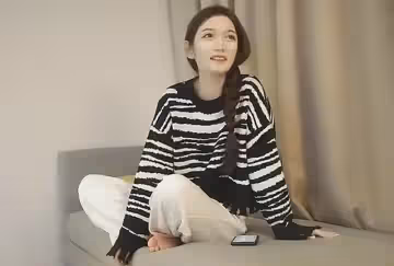 極品白色小西裝外圍，神似楊冪清純可愛，嬌嫩胴體被大屌猛男肆意享用。