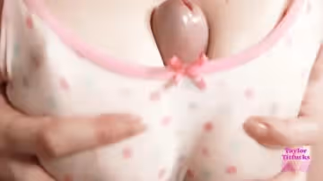 【角色扮演】甜美女孩用她令人驚嘆的柔軟乳房讓我開懷暢飲