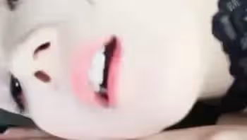 草莓味的小仙女是誰？草莓味的小仙女私人定製在線視頻在哪裡播放？草莓味的小仙女在這一部自拍視頻中，全程露臉在車裡車震，不停的喘叫著特別的迷人
