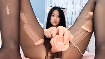 芋寶是誰？芋寶又叫芋喵喵，是推特的網紅女神，在這一部在線資源中，芋喵喵穿著破洞黑絲，配上清純的顏值，還是有點反差的感覺