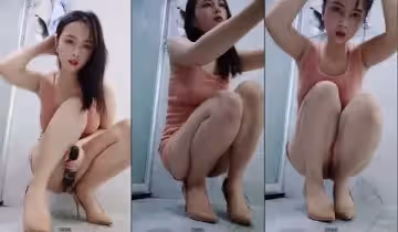 【高顏值自慰】顏值超棒性感小姐姐！浴室大黑牛自慰！開檔肉絲大肥臀，黑牛頭部塞入，從下往上視角拍攝-1