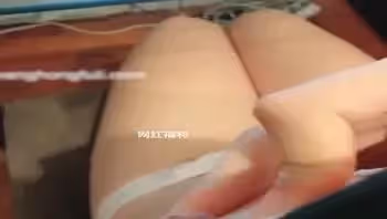 性感網紅福利視頻：透明性感弔帶美乳誘惑