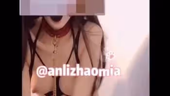 暗裡著迷是誰？暗裡著迷是推特的網紅女神，這一部私拍福利視頻中，暗裡著迷帶著口球，非常的刺激