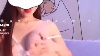 暗裡著迷是誰？暗裡著迷是推特的新晉網紅女神，這一部私拍視頻中，暗裡著迷吐露著靈活的小舌頭，非常的迷人
