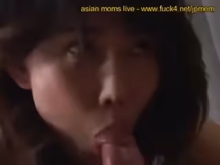家庭亂侖兒子看片打飛機，不過癮媽媽洗澡出來，就去媽媽房間勾引媽媽和自己做愛