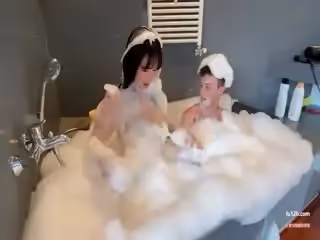 女神Obokozu onlyfans付費會員福利，浴室雙人共浴