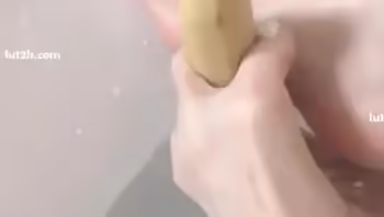 易直播女神軟軟浴盆里用腳摩擦香蕉自拍